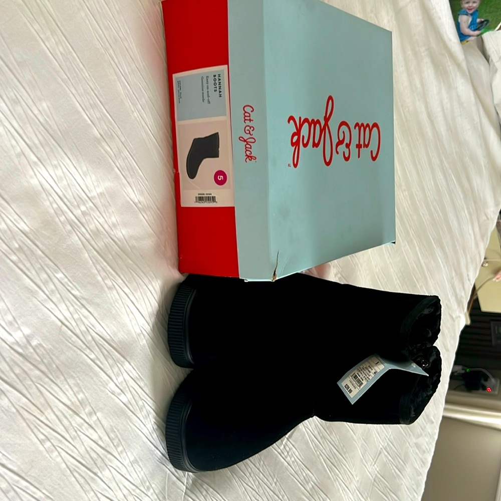 Cat and Jack Hannah Boots size 5. NEW in box Black faux fur lined boots